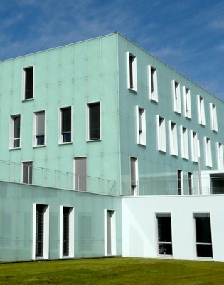 Bardage, Parement, Vêture en verre : Structura Décor - Hôpital du Bailleul - Produits verriers AGC
